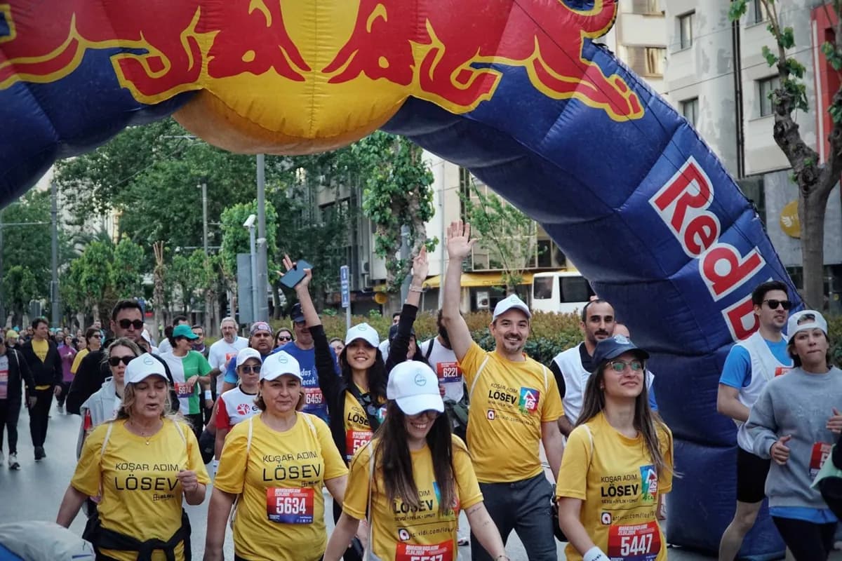 Başlangıç takının altından geçen koşucu grubu