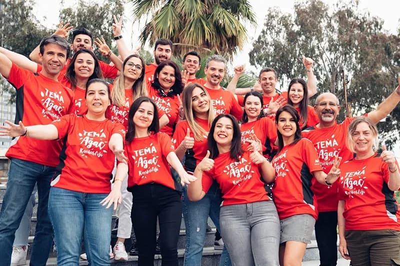 Ağaç Kardeşliği formalarıyla toplu ekip fotoğrafı