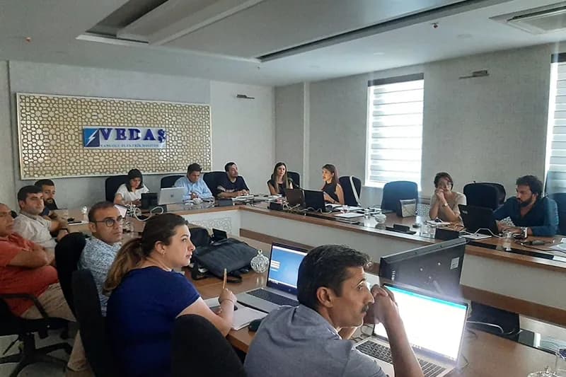 VEDAŞ toplantı salonunda eğitimi izleyen katılımcılar